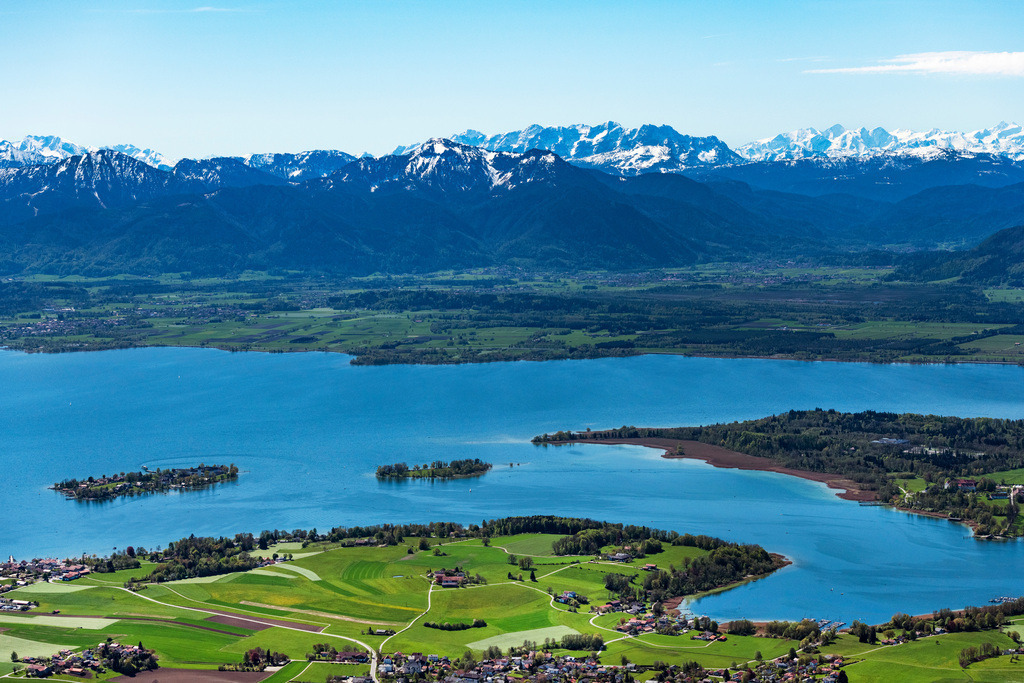 dr__0062156.jpg | BREITBRUNN AM CHIEMSEE 09.05.2021 Uferbereiche am Seegebiet des Chiemsee mit Blick auf die Herreninsel in Breitbrunn am Chiemsee im Bundesland Bayern, Deutschland. // Riparian areas on the lake area of Chiemsee with Blick auf die Herreninsel in Breitbrunn am Chiemsee in the state Bavaria, Germany. Foto: Daniel Reiter