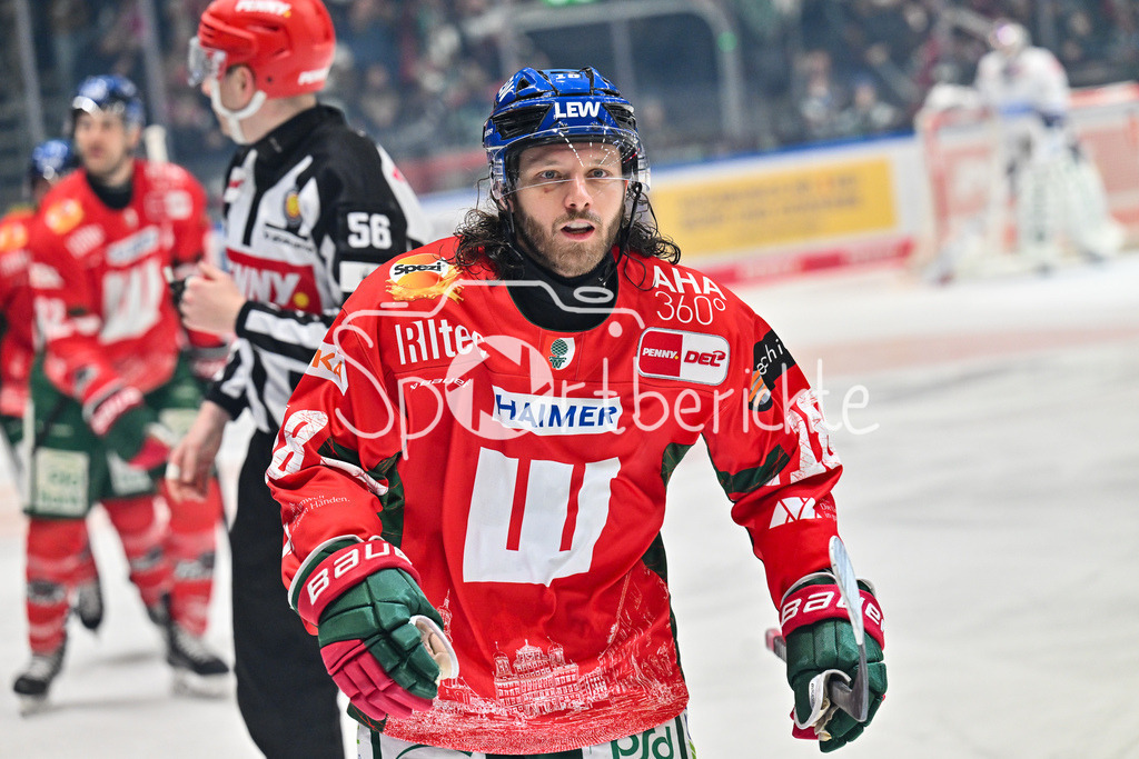 Augsburger Panther - Schwenninger Wild Wings | AUGSBURG, GERMANY - 02. JANUARY: Jubel der Panther nach dem Treffer zum 1-0 durch Anthony LOUIS (Augsburger Panther 18) / Tor / Torschuetze / Freude / Happy während dem Match zwischen den Augsburger Panthern und den Schwenninger Wild Wings am 35. Spieltag der Penny DEL im Curt Frenzel Stadion