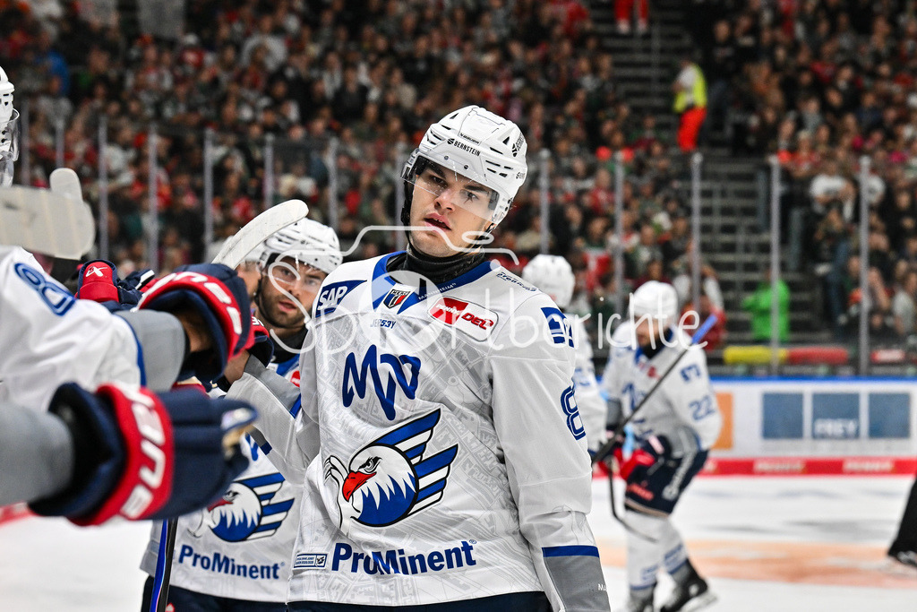 Augsburger Panther - Adler Mannheim | Jubel der Adler nach dem Treffer zum 3-2 durch Maximilian HEIM (Adler Mannheim 86) / Tor / Torschuetze / Freude / Happy / DEL: Augsburger Panther - Adler Mannheim; Curt Frenzel Stadion am 14.09.2025