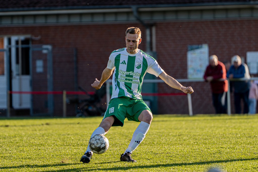 Fußball I Herren I Saison 2025-2026 I Bezirksliga Weser-Ems 4 I 15. Spieltag I TuS Lutten - GW Brockdorf I 07747 | jns.sportfotos - Realisiert mit Pictrs.com
