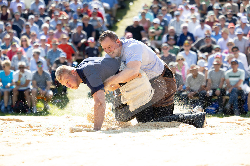 Rigi2025_2606 | Die Schwinger des Schwyzer Kantonalen Schwingerverbandes: Fotos, die Dynamik und Leidenschaft festhalten, sowie emotionale Momente aus dem traditionellen Schwingsport zeigen. - Realisiert mit Pictrs.com