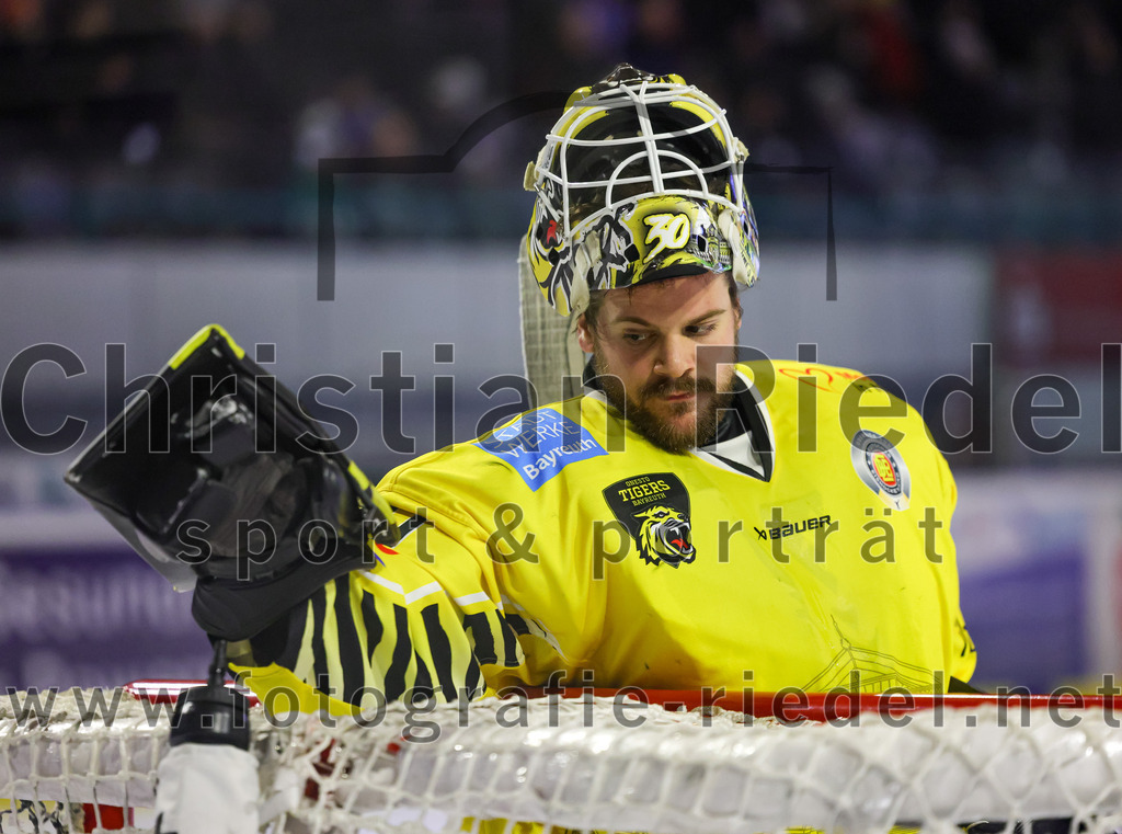 2025-12-28_072_TSV_Erding_gegen_onesto_Tigers_Bayreuth | Erding, Deutschland, 28.12.2025:Eishockey, Oberliga Süd 2025 / 2026, 31. Spieltag, TSV Erding gegen onesto Tigers Bayreuth, Endergebnis: 6:5 n.V.Torwart Maximilian Meier (onesto Tigers Bayreuth, #30)Foto: Christian Riedel / fotografie-riedel.net