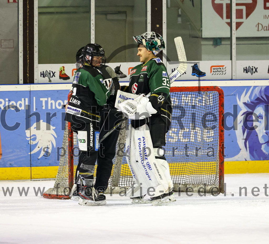 2022-11-06_098_TSV_Erding_gegen_EHC_Koenigsbrunn | Erding, Deutschland, 06.11.2022:
Eishockey, Bayernliga 2022 / 2023, 11. Spieltag, TSV Erding gegen EHC Königsbrunn, Endergebnis: 1:7

Erik Modlmayr (Erding Gladiators, #21), Torwart Thomas Hingel (Erding Gladiators, #33)

Foto: Christian Riedel / fotografie-riedel.net