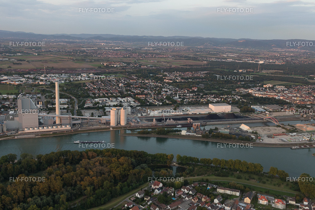 Großkraftwerk Mannheim am Rhein bei Neckarau | Luftbild: Großkraftwerk Mannheim am Rhein bei Neckarau im Ortsteil Neckarau in Mannheim im Bundesland Baden-Württemberg in Deutschland. Foto: IMG_102660.jpg vom 24.08.2017 durch Werner Riehm/FLY-FOTO.de - Realisiert mit Pictrs.com