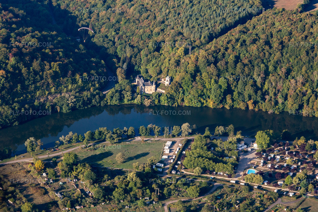 Aerial view: Chateau de la Flie on the Moselle in Liverdun in the state Meurthe et Moselle, France. – Photo: IMG_118138.jpg taken on 09/15/2019 by Werner Riehm/FLY-FOTO.com – Resolution of the original: 4954 x 3302 px