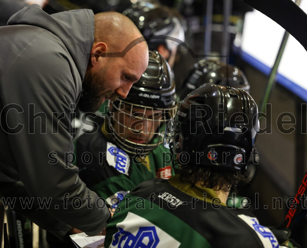 2023-01-06_063_TSV_Erding_gegen_ERV_Schweinfurt | Erding, Deutschland, 06.01.2023:
Eishockey, Bayernliga 2022 / 2023, 26. Spieltag, TSV Erding gegen ERV Schweinfurt, Endergebnis: 7:3

Teamchef Felix Schütz (Erding Gladiators)

Foto: Christian Riedel / fotografie-riedel.net