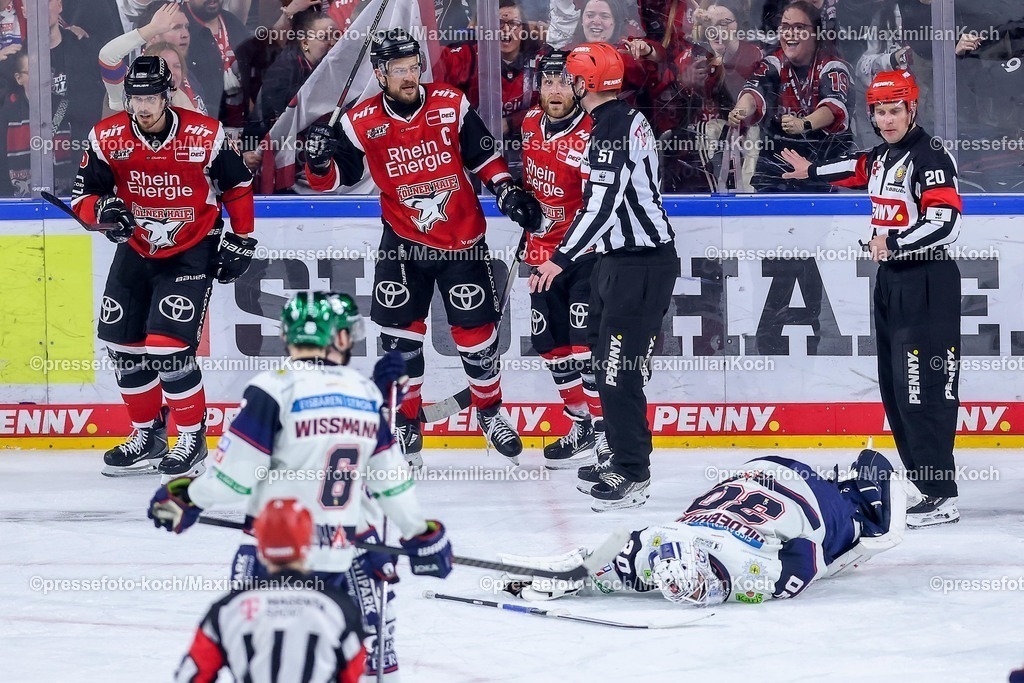 KEC15042601134 | 15.04.2026, Eishockey, DEL Halbfinale Play-Offs, Kölner Haie - Eisbären Berlin, Spiel 4, Lanxess-Arena Köln: Goalie Jake Hildebrand (Eisbären Berlin #30) verletzt sich beim Tor zum 2:3 - Torjubel nach dem Tor durch Torschütze Dominik Bokk (Kölner Haie #78) 