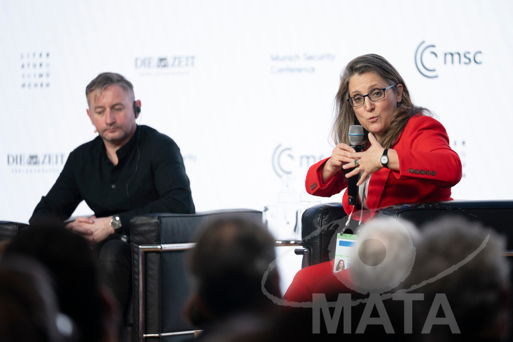 _DWA3313 | Die MSC Security and Literature Series der Münchner Sicherheitskonferenz wird von der ZEIT mitveranstaltet und vom Literaturhaus München unterstützt. Am Donnerstag, 12. Februar (19-20 Uhr), spricht Autor Serhiy Zhadan aus Charkiw mit Chrystia Freeland, Sonderbeauftragte für den Wiederaufbau der Ukraine und ehemalige stellvertretende Premierministerin Kanadas, über die Zukunft der Ukraine - Realisiert mit Pictrs.com