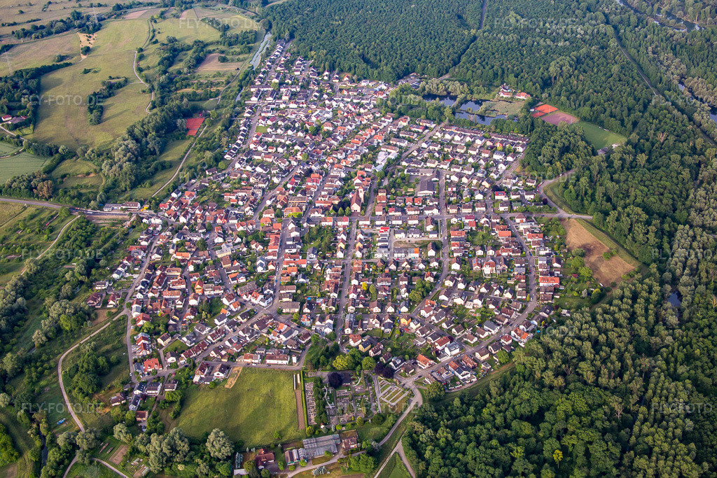Luftbild: Ortsansicht von Norden im Ortsteil Neuburgweier in Rheinstetten im Bundesland Baden-Württemberg in Deutschland. Foto: IMG_079691.jpg vom 31.05.2015 durch Werner Riehm/FLY-FOTO.de