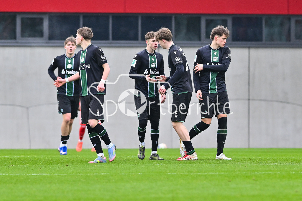 FC Bayern München - Hannover 96 | MUNICH, GERMANY - 15. FEBRUARY: Jubel der Gäste nach dem Anschlusstreffer zum 1-2 durch Kevin AHLBERG (Hannover 96 U19 9) / Tor / Torschuetze / Freude / Happy während dem Spiel zwischen der U19 des FC Bayern München und der U19 von Hannover 96 am 2. Spieltag der Hauptrunde der U19-DFB-Nachwuchsliga am FC Bayern Campus