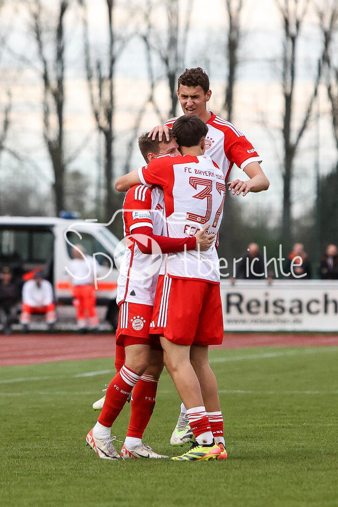FV Illertissen - FC Bayern Amateure | Jubel der Bayern Amateure nach dem Treffer zum 0-1 durch Timo KERN (FCB #10) / Freude / Happy / Torschuetze / Tor