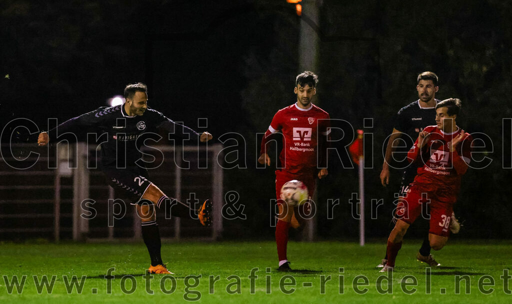 2023-10-27_046_VfB_Hallbergmoos_gegen_FC_Schwaig | Hallbergmoos, Deutschland, 27.10.2023:
Fußball, Landesliga Südost 2023 / 2024, 18. Spieltag, VfB Hallbergmoos gegen FC Schwaig, Endergebnis: 2:3

Nils Ehret (FC Schwaig, #25), Fabian Diranko (VfB Hallbergmoos, #14), David Lucksch (VfB Hallbergmoos, #38)

Foto: Christian Riedel / fotografie-riedel.net