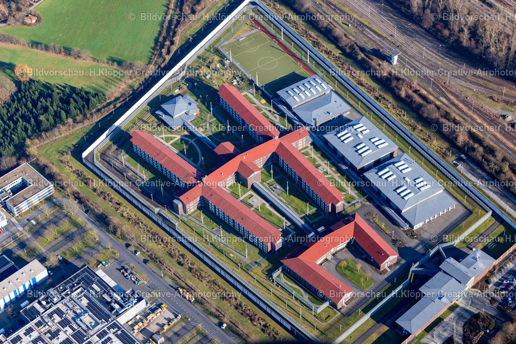 Luftbild Ratingen-8705 | Luftbildfotografie Gefängnis- Gelände und Sicherheitsumzäunung der Justizvollzugsanstalt JVA Düsseldorf an der Oberhausener Straße in Ratingen im Bundesland Nordrhein-Westfalen, Deutschland. - Realisiert mit Pictrs.com