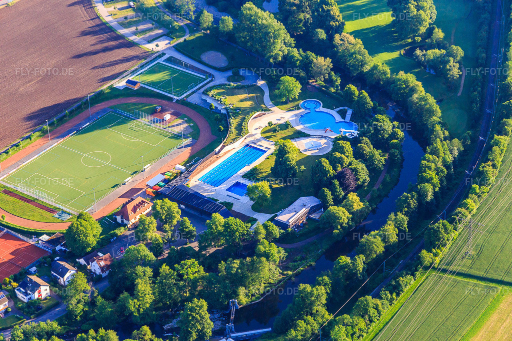 Luftbild: Sportplatz Kollnau des TC Kollnau-Gutach e.V. und 's Bad - Schwimmbad Waldkirch im Ortsteil Kollnau in Waldkirch im Bundesland Baden-Württemberg in Deutschland.Foto: IMG_147613.jpg vom 30.05.2025 durch Werner Riehm/FLY-FOTO.deTC Kollnau-Gutach e.V. - Tennisclub in KollnauWaldkirch
