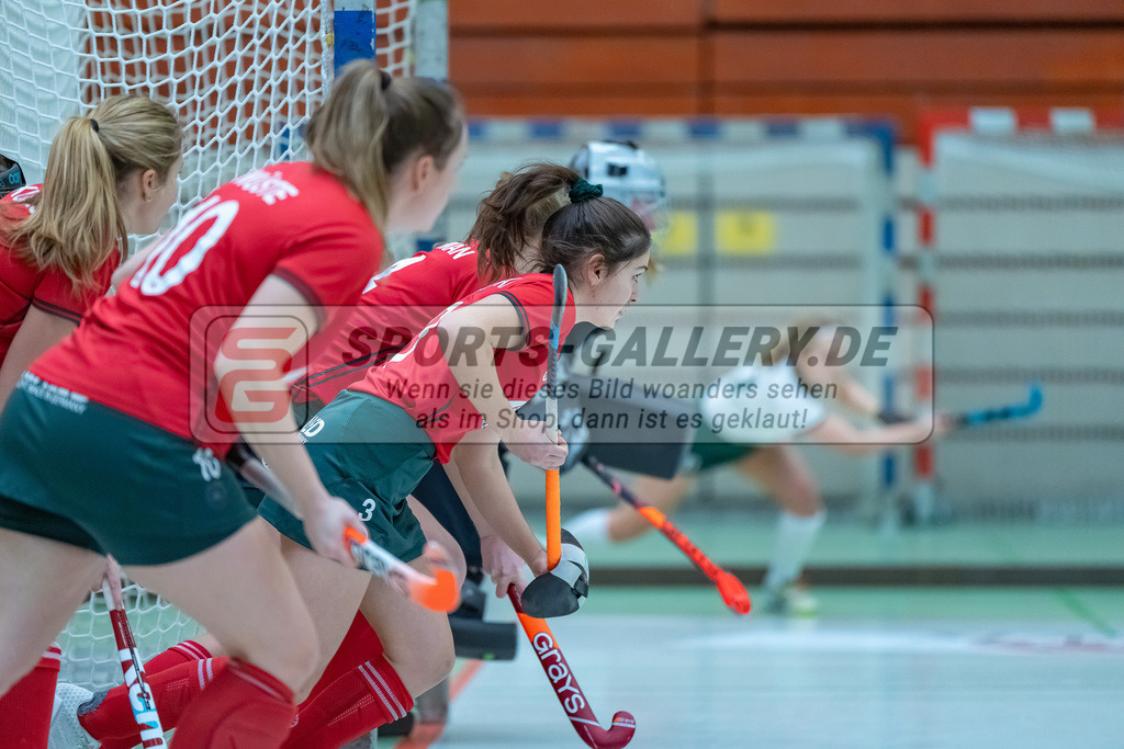HK_20240114_108054 | 1. Bundesliga Damen Crefelder HTC - Uhlenhorst Mülheim am 14.1.2024 Halle Glockenspitz, Krefeld , Katharina Wenserski ( Crefelder HTC #3 ) , Mona Wüste ( Crefelder HTC #10 )