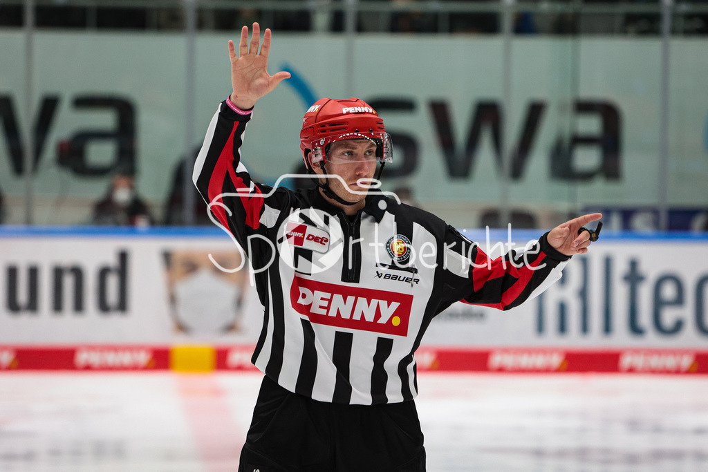 Augsburger Panther - Koelner Haie  | DEL Schiedsrichter Benjamin Hoppe in Aktion