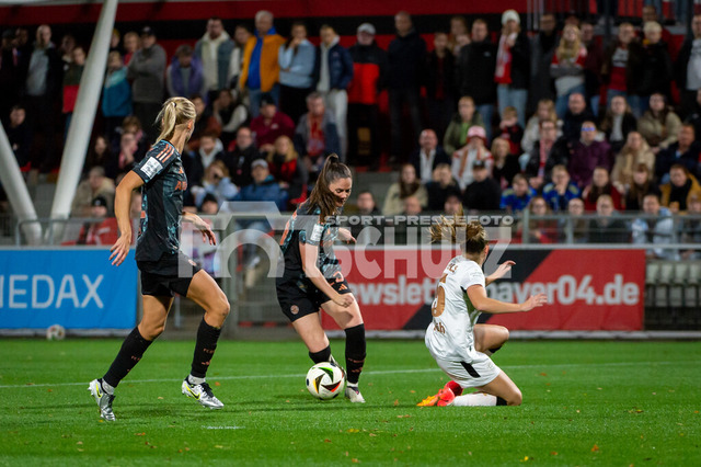 20241020NSZ_1739 | Sarah Zadrazil (Bayern München,No.25) auf dem Weg zum AusgleichstrefferDEU, Leverkusen, 20.10.2024 Fußball, Frauen, Google Pixel Frauen-Bundesliga, Saison 2024/2025, 7. Spieltag, Bayer 04 Leverkusen - FC Bayern MünchenDIE DFB-RICHTLINIEN UNTERSAGEN JEGLICHE NUTZUNG VON FOTOS ALS SEQUENZBILDER UND/ODER VIDEOÄHNLICHE FOTOSTRECKEN - Realisiert mit Pictrs.com