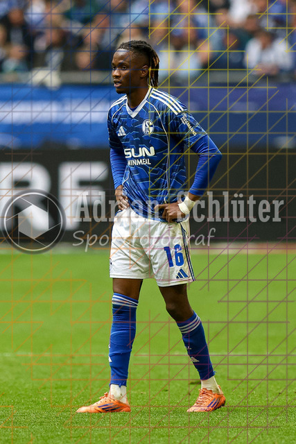 05.04.2026, GER, Fussball, Herren, 2. BL, Saison 2025/2026, FC Schalke 04 - Karlsruher SC | Moussa Ndiaye (S04) schaut 