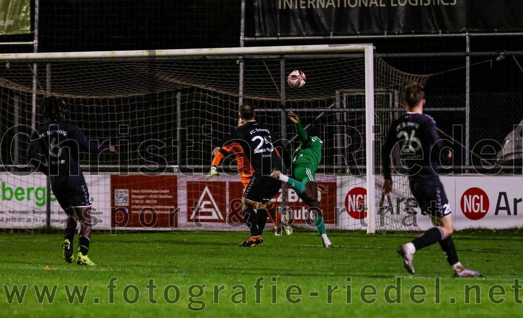 2023-11-03_065_FC_Schwaig_gegen_TuS_Holzkirchen | Oberding, Deutschland, 03.11.2023:
Fußball, Landesliga Südost 2023 / 2024, 19. Spieltag, FC Schwaig gegen TuS Holzkirchen, Endergebnis: 4:1

Torwart Franz Hornof (FC Schwaig, #1), Nils Ehret (FC Schwaig, #25), Christopher Korkor (TuS Holzkirchen, #10), Simon Georgakos (FC Schwaig, #26)

Foto: Christian Riedel / fotografie-riedel.net