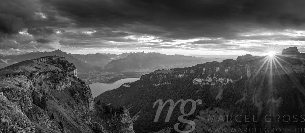 wonderful summer sunset on Niederhorn in the Bernese Alps with Lake Thun, Stockhorn and Spiez | Die ideale Geschenkidee für Naturliebhaber. Naturbilder von Marcel Gross Photography für ihr Zuhause in den verschiedensten Formaten und Materialien. - Realisiert mit Pictrs.com