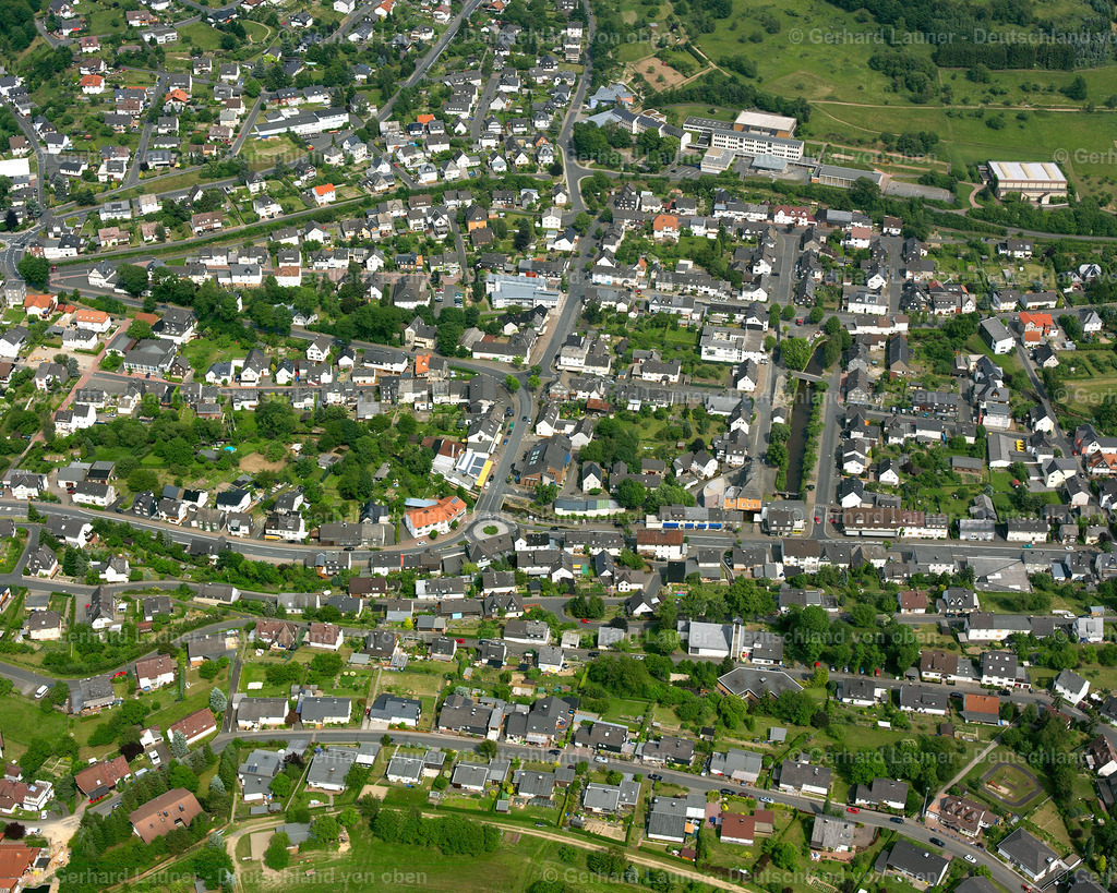 2611058 | EIBELSHAUSEN 09.06.2006 Wohngebiet einer Einfamilienhaus- Siedlung  in Eibelshausen im Bundesland Hessen, Deutschland // Single-family residential area of settlement  in Eibelshausen in the state Hesse, Germany Foto: Gerhard Launer