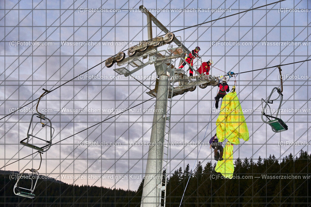 ALP4863_Nacht der Ballone_Bergrettungsschauuebung | NACHT DER BALLONE in Lackenhof am Ötscher, Sa 28. Dezember 2024.Mit einer Schauübung der Bergrettung Lackenhof, dem Ballonclub Ötscherland und den Gaminger Ötscherteufeln unter Zusammenarbeit mit der FF Lackenhof, dem Musikverein, dem Pensionistenverband, dem CampingClub, der Schirmbar und Konditorei Czihak, der Fuchswaldhütte und der Pizzeria Venezia, die für die Verköstigung sorgten, sowie der Ötscherliftgesellschaft, der Gemeinde Gaming und dem Ötscher-Tourismusverband.