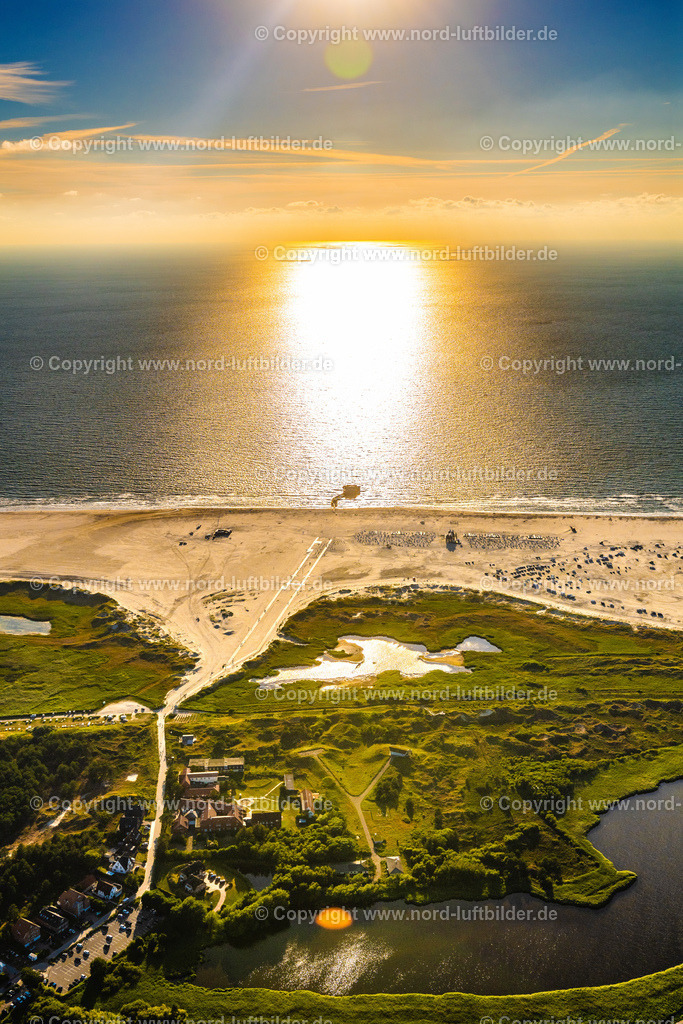 St. Peter-Ording_ELS_5618060822 | SANKT PETER-ORDING 06.08.2022 Sand- Strandlandschaft an der Meeres-Küste der Nordsee in Sankt Peter-Ording in Nordfriesland im Bundesland Schleswig-Holstein. Weiterführende Informationen bei: Tourismus-Zentrale St. Peter-Ording. // Sandy beach landscape on the sea coast of the North Sea in Sankt Peter-Ording in North Friesland in the state of Schleswig-Holstein. Further information at: Tourismus-Zentrale St. Peter-Ording. Foto: Martin Elsen