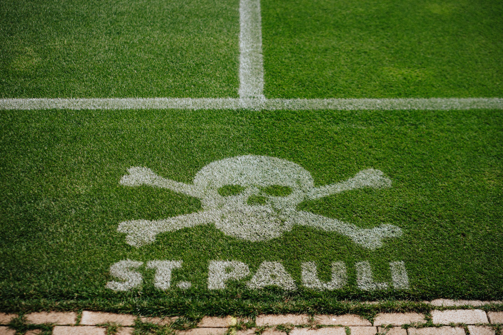 FCS01088 | Der offizielle Shop für FC St. Pauli Fotos. Wähle aus Spielszenen & Fanmomenten dein FCSP Wunschformat. Wir liefern Millerntor-Atmosphäre.