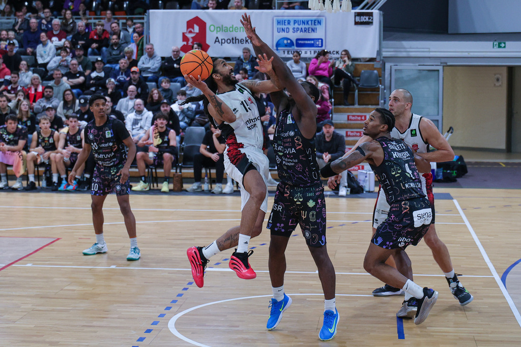 Pro A BAYER GIANTS vs Uni Baskets Münster-110 | Fotos von Basketballspielen aus dem Raum NRW fotografiert von Gero Mueller-Laschet und Daniel Schaefer - Realisiert mit Pictrs.com