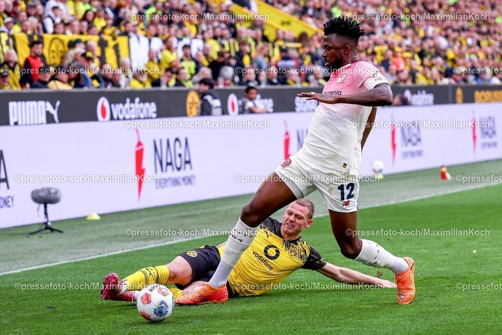 BVB11042601023 | 11.04.2026, Fußball, Borussia Dortmund - Bayer 04 Leverkusen, 1. Fußball Bundesliga, 29. Spieltag, Signal Iduna Park, Saison 2025 2026: Edmond Tapsoba&nbsp;(Bayer04 Leverkusen #12) im Zweikampf gegen  Julian Ryerson&nbsp;(BVB #26)  DFB regulations prohibit any use of photographs as image sequences and or quasi-video.