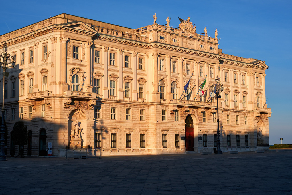 Palazzo del Lloyd Triestino | Triest, Austria - March 10, 2022: Piazza Unità d'Italia, Palazzo del Lloyd Triestino im Morgenlicht. - Realisiert mit Pictrs.com