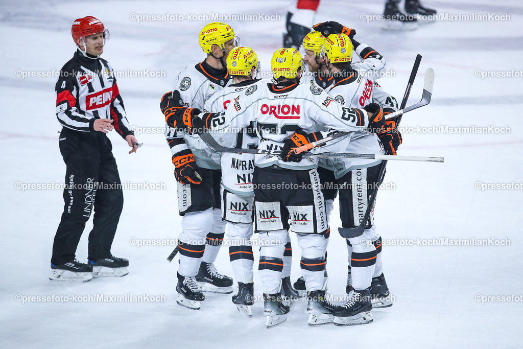 Koe16022401020 | 16.02.2024, Köln, Eishockey, Penny DEL, 46. Spieltag, Lanxess-Arena, Kölner Haie - Löwen Frankfurt: Torjubel nach dem 2:0 durch Julian Napravnik (Löwen Frankfurt)