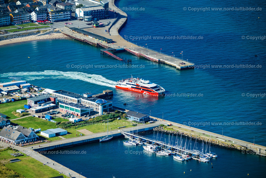 Helgoland_Halunder_Jet_FRS_Fähren_ELS_4199280824 | HELGOLAND 28.08.2024 Im Hafen ankerndes und festgemachtes Fährschiff " Katamaran FRS Halunder Jet " an der Straße Am Südstrand in Helgoland im Bundesland Schleswig-Holstein, Deutschland. // Anchored and moored ferry in the harbor " Katamaran FRS Halunder Jet " on street Am Suedstrand in Helgoland in the state Schleswig-Holstein, Germany. Foto: Martin Elsen