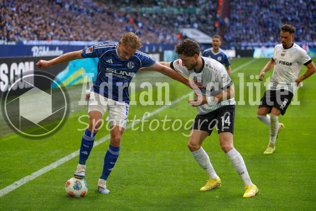 19.04.2026, GER, Fussball, Herren, 2. BL, Saison 2025/2026, FC Schalke 04 - Preußen Münster | Timo Becker (S04) und Haralambos Makridis (Münster) im Kampf um den Ball 
