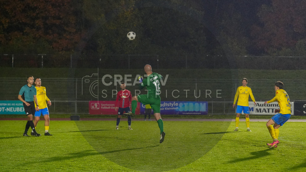 Fußball, Herren, Saison 2025/2026, Regionalliga Nordost, 12. Spieltag, FC Eilenburg vs. FSV 63 Luckenwalde, Freitag 17.10.2025, Ilburgstadion Eilenburg, | Fußball, Herren, Saison 2025/2026, Regionalliga Nordost, 12. Spieltag, FC Eilenburg vs. FSV 63 Luckenwalde, Freitag 17.10.2025, Ilburgstadion Eilenburg, Im Bild: In der gegnerischen Spielhälfte. Torhüter Jakob Pieles (Eilenburg) setzt zum Kopfball an. - Realisiert mit Pictrs.com
