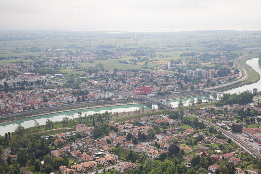 Vue aérienne: Vue de la ville à Latisana dans le département Frioul-Vénétie Julienne, Italie – .Photo: IMG_50232.jpg prise le 07/06/2012 par Werner Riehm/FLY-FOTO.eu – Résolution de l'original: 4752 x 3168 px
