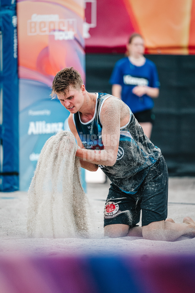 Beachvolleyball | Männer | Allianz German Beach Tour 2024 | Tourstop Kühlungsborn 2 | 15.08.2024 | Leo Hauschild ärgert sich