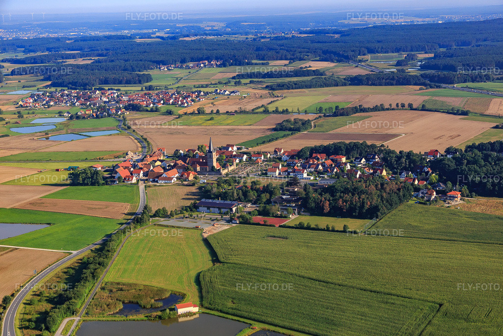 Luftbild: Wehrkirche Hannberg im Ortsteil Hannberg in Heßdorf im Bundesland Bayern in Deutschland. – Foto: IMG_092667.jpg vom 07.08.2016 durch Werner Riehm/FLY-FOTO.de – Auflösung des Originals: 5472 x 3648 px – Wehrkirche Hannberg