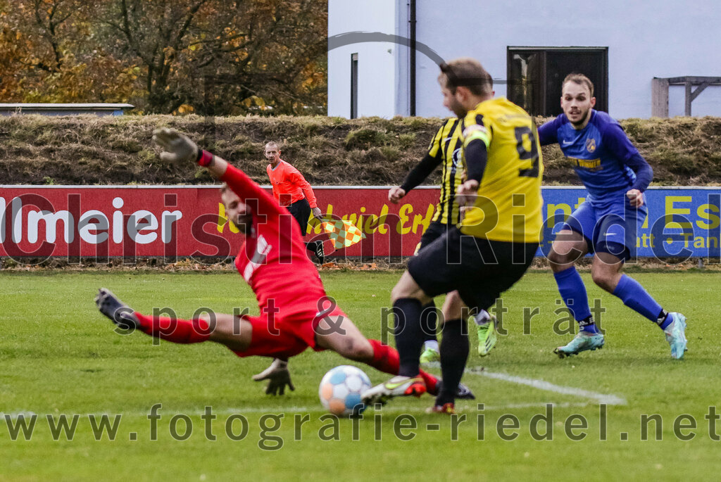 2023-11-11_090_FC_Moosinning_gegen_TSV_Peterskirchen | Moosinning, Deutschland, 11.11.2023:
Fußball, Bezirksliga Oberbayern Ost 2023 / 2024, 17. Spieltag, FC Moosinning gegen TSV Peterskirchen, Endergebnis: 5:0

Torwart Markus Mittermaier (TSV Peterskirchen, #1), Peter Werndl (FC Moosinning, #9)

Foto: Christian Riedel / fotografie-riedel.net