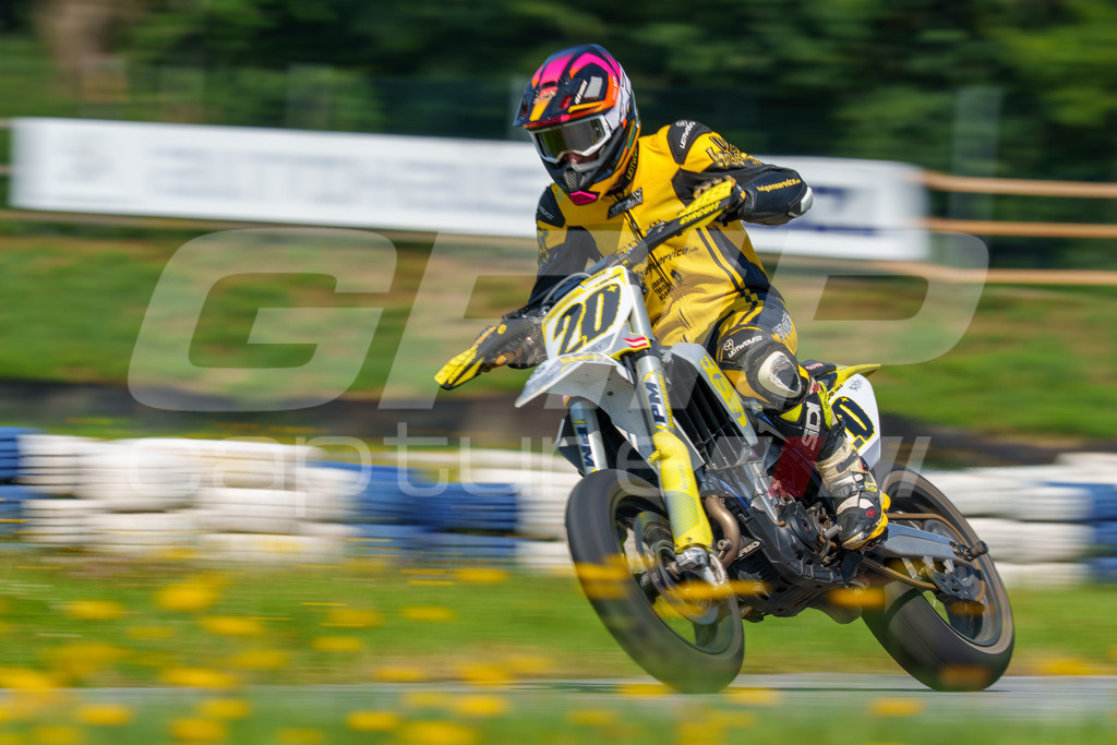 SuperMoto_Staatsmeisterschaft_Greinbach_340 | GRIPcapture steht für authentische Sportfotografie in Österreich – für Momente, die mehr sind als Geschwindigkeit oder Ergebnis. Es geht um Emotion, Spannung, Fokus und den Augenblick, der oft nur einen Wimpernschlag dauert.Ob Motorsport, Teamsport oder 