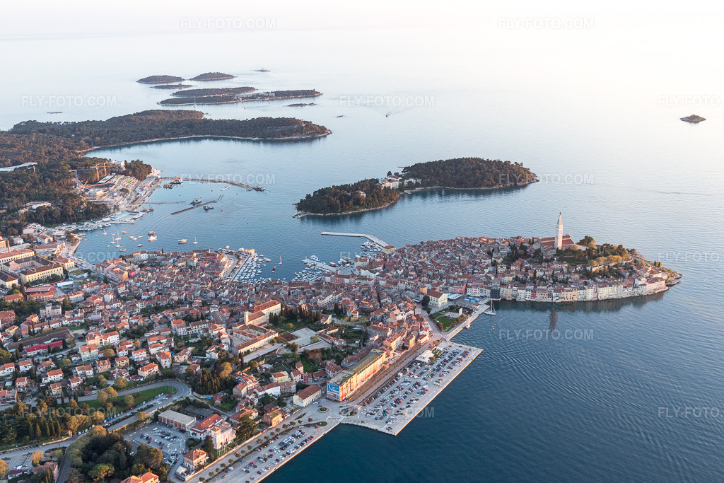 Aerial view: View of the town in Rovinj in the state Gespanschaft Istrien, Croatia. – Photo: IMG_106191.jpg taken on 04/13/2018 by Werner Riehm/FLY-FOTO.com – Resolution of the original: 5472 x 3648 px