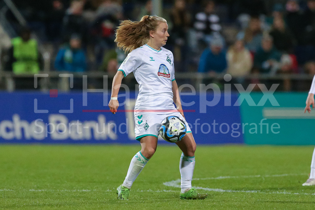 Fussball, Google Pixel Frauen-Bundesliga, Eintracht Frankfurt - SV Werder Bremen | v.li.: Ricarda Walkling (SV Werder Bremen, 13) am Ball, Freisteller, Einzelbild, Ganzkörper, Aktion, Action, Spielszene, DIE DFB-RICHTLINIEN UNTERSAGEN JEGLICHE NUTZUNG VON FOTOS ALS SEQUENZBILDER UND/ODER VIDEOÄHNLICHE FOTOSTRECKEN. DFB REGULATIONS PROHIBIT ANY USE OF PHOTOGRAPHS AS IMAGE SEQUENCES AND/OR QUASI-VIDEO.