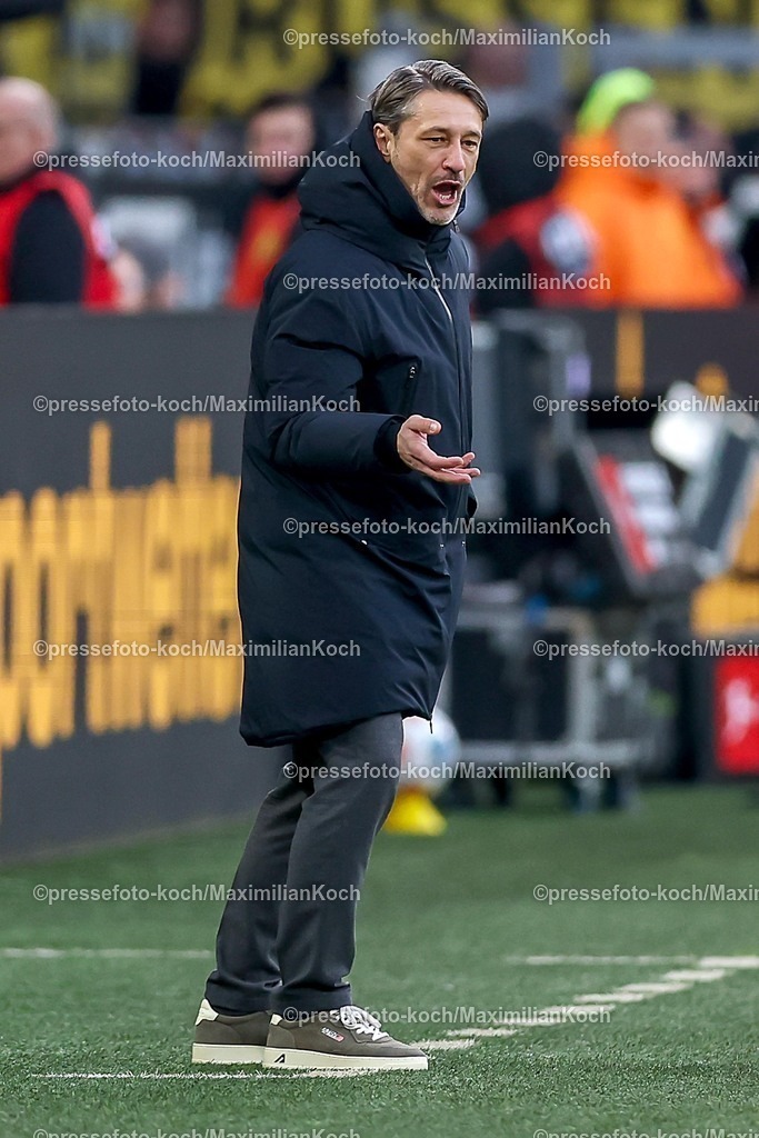 BVB22112501040 | 22.11.2025, Fußball, Borussia Dortmund - VfB Stuttgart, 1. Fußball Bundesliga, 11. Spieltag, Signal Iduna Park, Saison 2025 2026: Cheftrainer Niko Kovac (BVB #hc) gestikulierend am Spielfeldrand  DFB regulations prohibit any use of photographs as image sequences and or quasi-video.