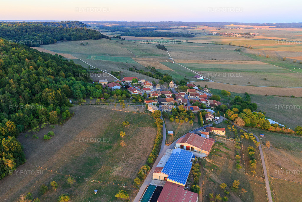 Vue aérienne: Vue de la ville depuis l'ouest à Clérey-la-Côte dans le département Vosges, France – .Photo: IMG_118382.jpg prise le 15/09/2019 par Werner Riehm/FLY-FOTO.eu – Résolution de l'original: 5328 x 3552 px