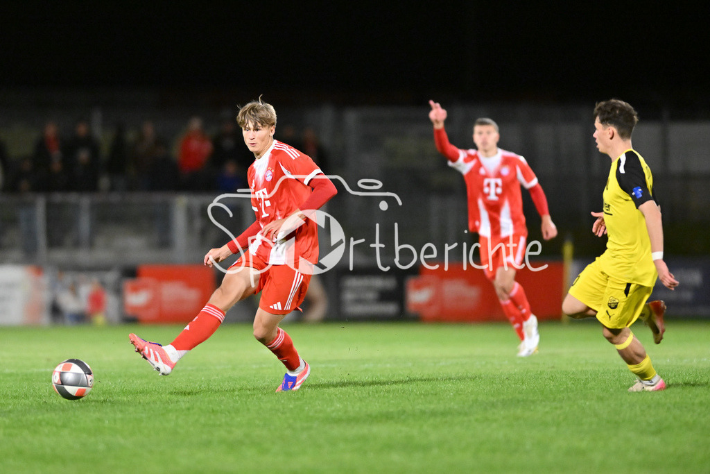 DJK Vilzing - FC Bayern Amateure | am Ball Magnus DALPIAZ (FC Bayern Muenchen II 2 / Regionalliga Bayern: DJK Vilzing - FC Bayern Amateure; Manfred-Zollner Stadion am 23.09.2025