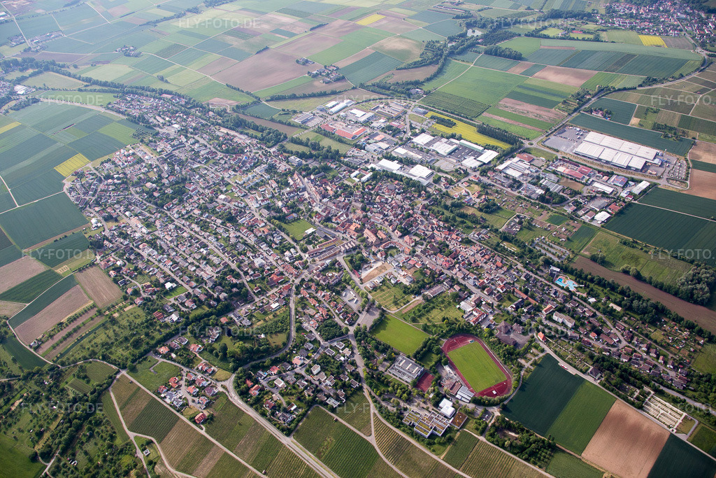 Luftbild: Ortsansicht der Straßen und Häuser der Wohngebiete in Güglingen im Bundesland Baden-Württemberg in Deutschland. Foto: IMG_079958.jpg vom 31.05.2015 durch Werner Riehm/FLY-FOTO.de