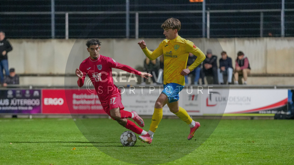 Fußball, Herren, Saison 2025/2026, Regionalliga Nordost, 13. Spieltag, FSV 63 Luckenwalde vs. SV Babelsberg 03, Freitag 24.10.2025, Werner-Seelenbinder-Stadion Luckenwalde, | Fußball, Herren, Saison 2025/2026, Regionalliga Nordost, 13. Spieltag, FSV 63 Luckenwalde vs. SV Babelsberg 03, Freitag 24.10.2025, Werner-Seelenbinder-Stadion Luckenwalde, Im Bild: George Didoss (l. Babelsberg) und Tim Schleinitz (r. Luckenwalde) - Realisiert mit Pictrs.com