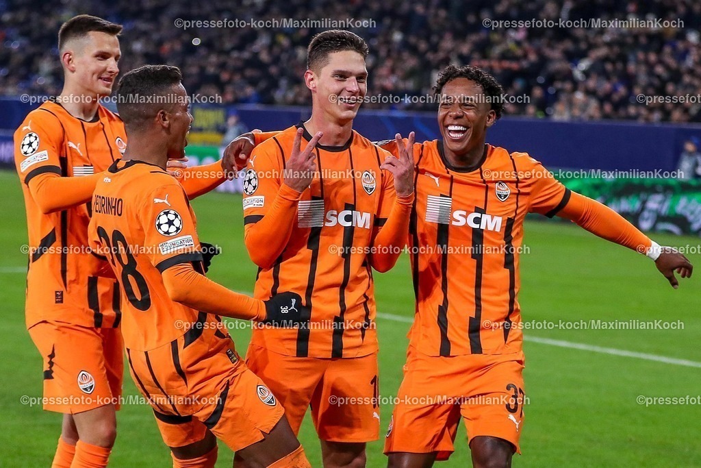 UCL22012501018 | 22.01.2025, Fußball, UEFA Champions League, Schachtar Donezk - Stade Brestois 29, Arena AufSchalke Gelsenkirchen, 7. Spieltag Saison 2024 2025: Torschütze Georgiy Sudakov (Schachtar Donezk #10) verwandelt den Elfmeter zum 2:0 und steht jubelnd auf dem Spielfeld 