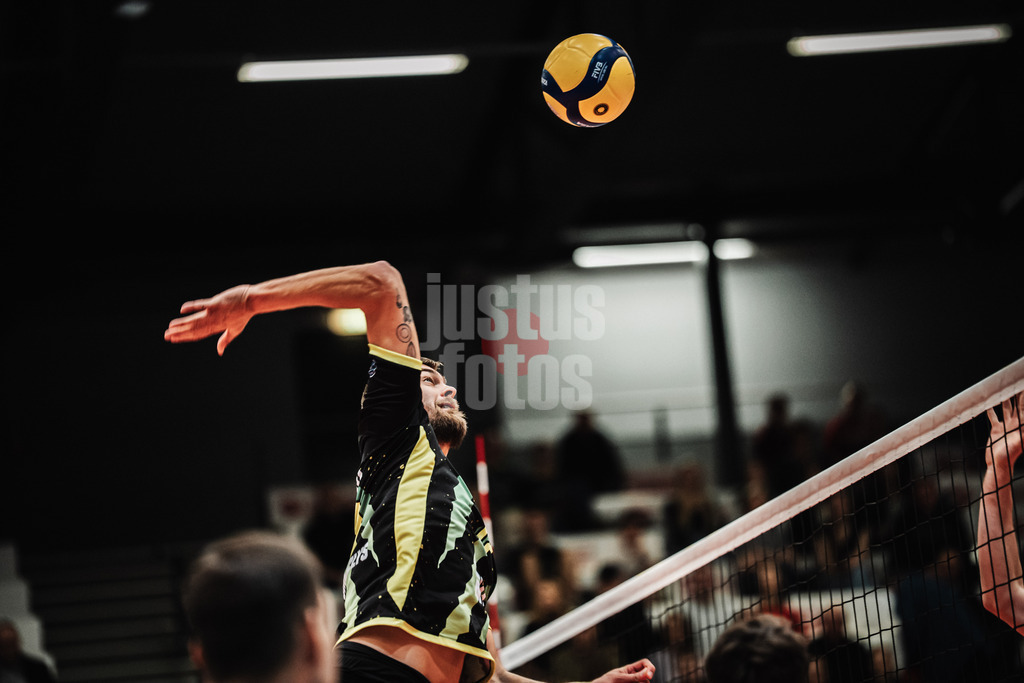 Volleyball | Herren | Saison 2025/2026 | Volleyball Ligacup | FT 1844 Freiburg vs. Helios GRIZZLYS Giesen | 12.10.2024 | Jakob Günthör (#12, Helios GRIZZLYS Giesen) beim Angriff