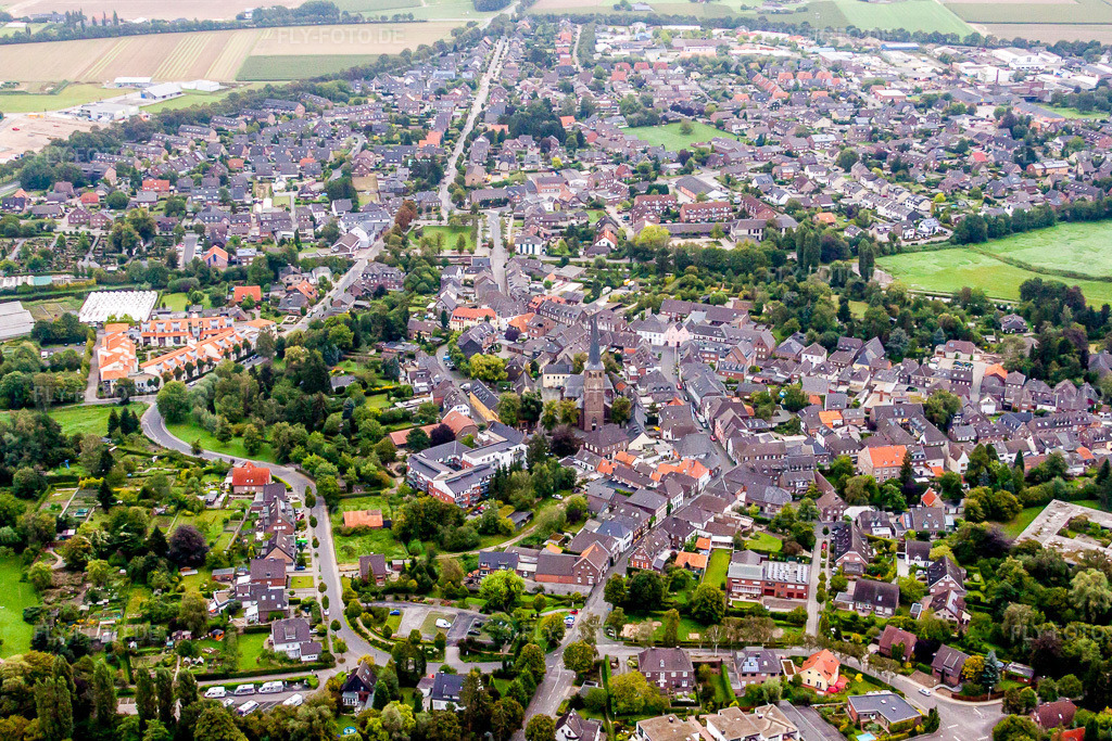 Luftbild: Ortsansicht der Straßen und Häuser der Wohngebiete in Wachtendonk im Bundesland Nordrhein-Westfalen in Deutschland. Foto: IMG_44806.jpg vom 21.08.2011 durch Werner Riehm/FLY-FOTO.de